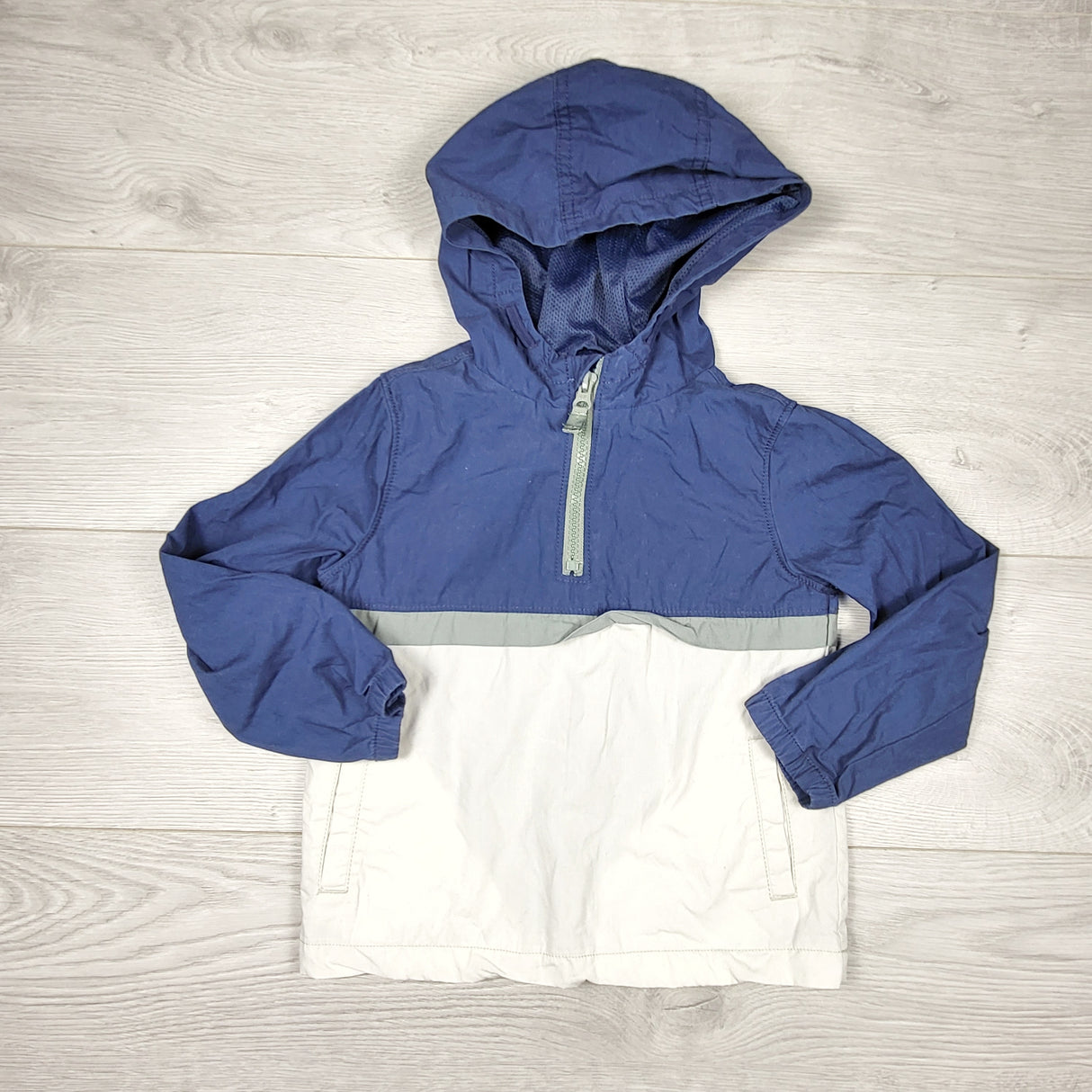 Oshkosh white and blue hooded pullover windbreaker. Size 4T