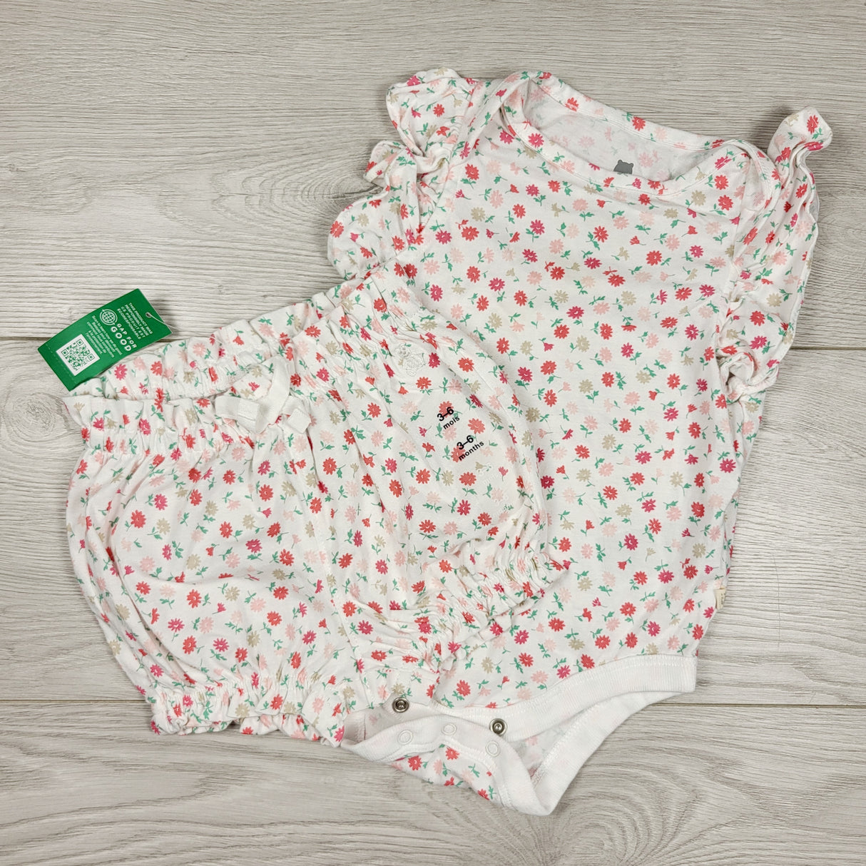 NEW - Gap white floral print shorts and bodysuit set. Size 3-6 months