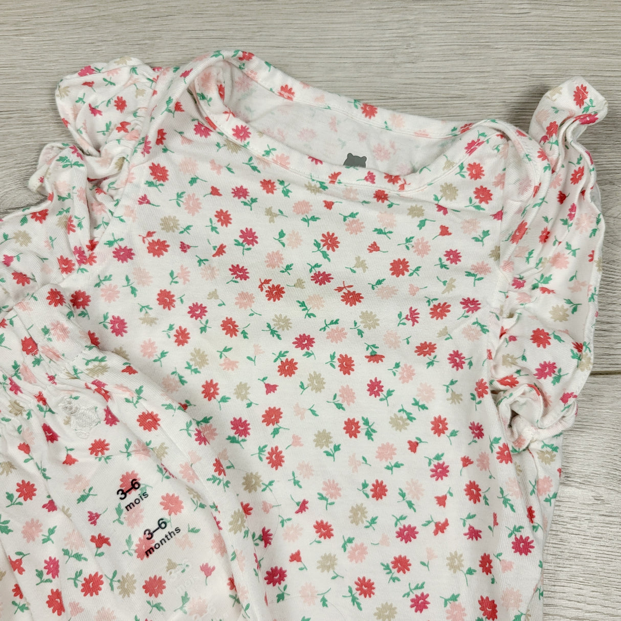 NEW - Gap white floral print shorts and bodysuit set. Size 3-6 months