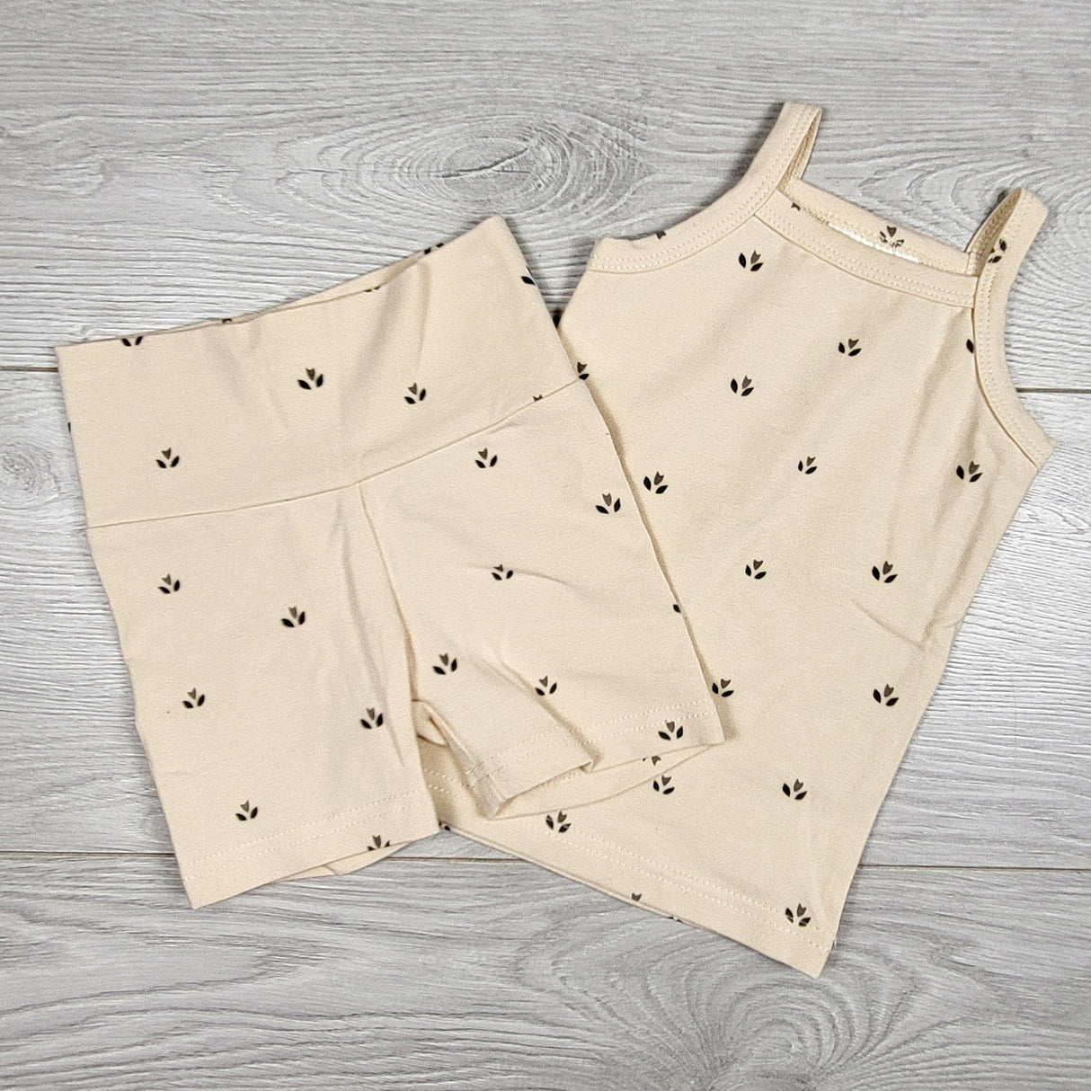 Mebie Baby beige 2pc set with flowers. Size 3-6 months