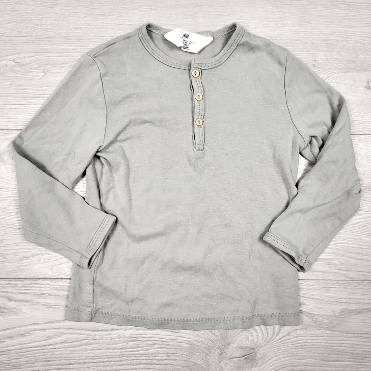 H and M grey knit top with buttons. Size 2-4T