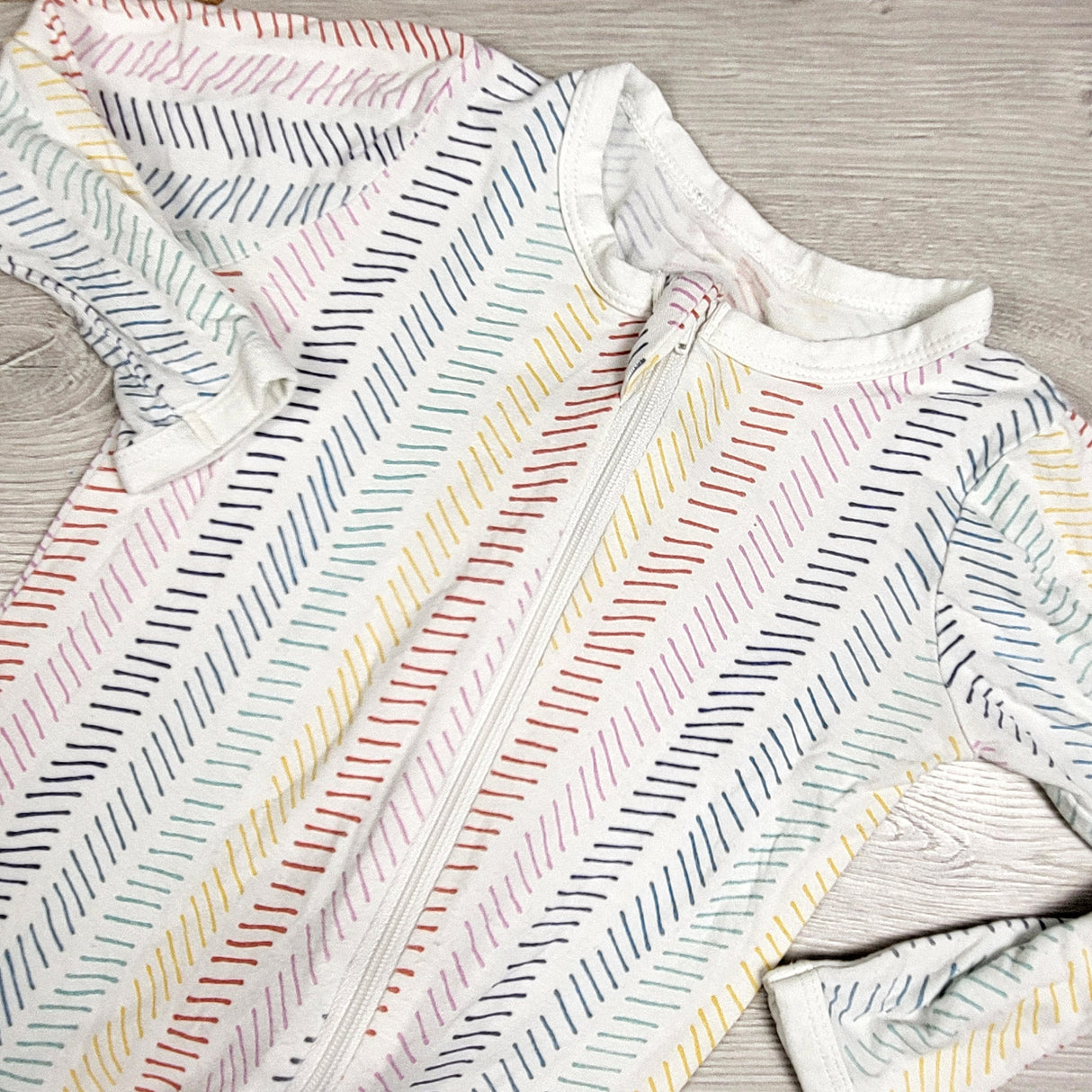 Kyte white patterned zippered bamboo sleeper. Size 18-24 months