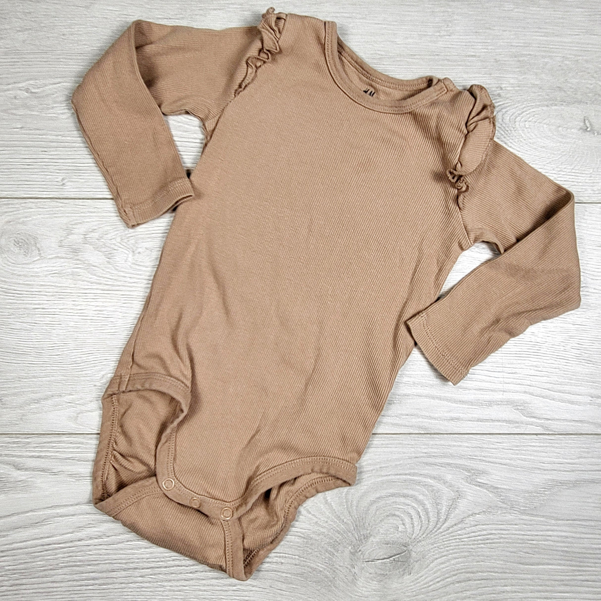 H and M tan rib knit organic cotton bodysuit with ruffles. Size 12-18 months