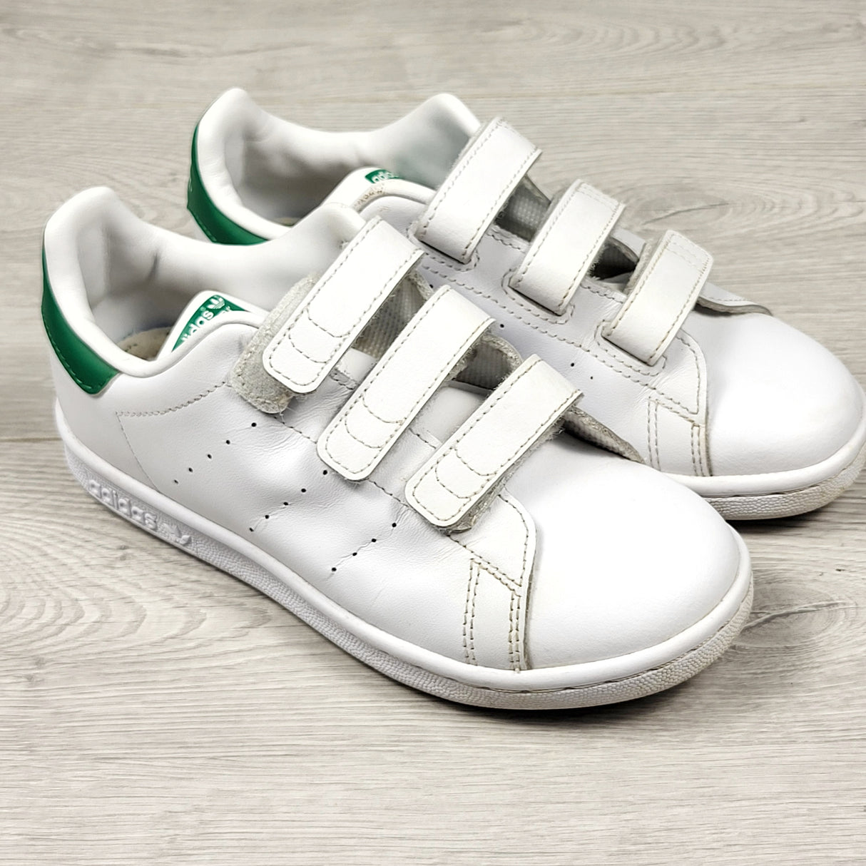 Adidas Stan Smith leather running shoes. Size 13.5 - retail for $100 new