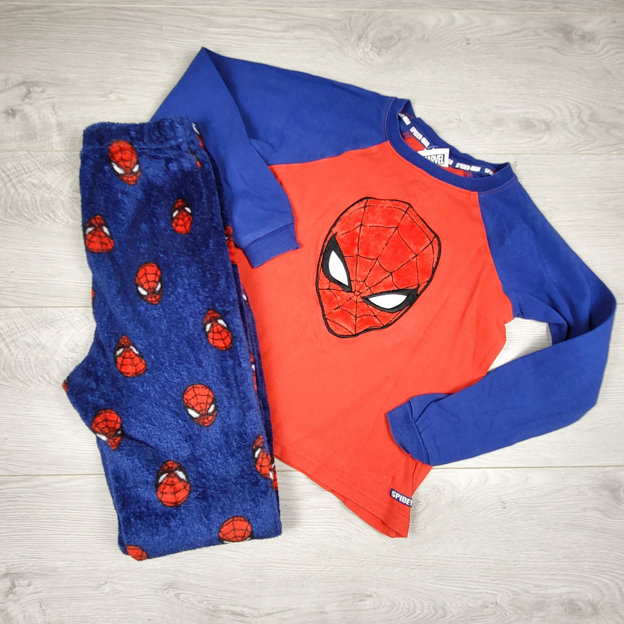 Spider-man 2pc PJs (pants are plush.) Size 7/8