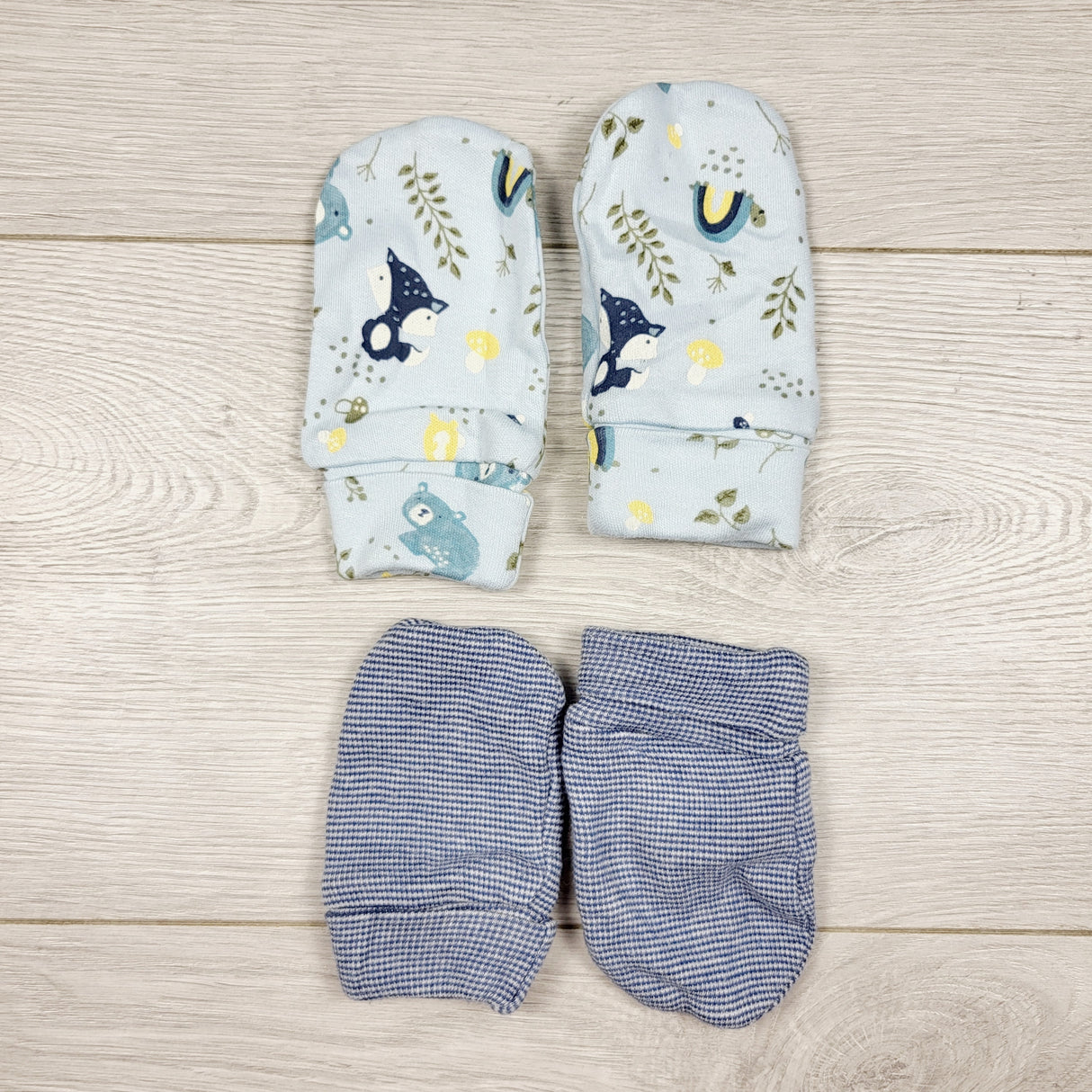 Lot of scratch mittens