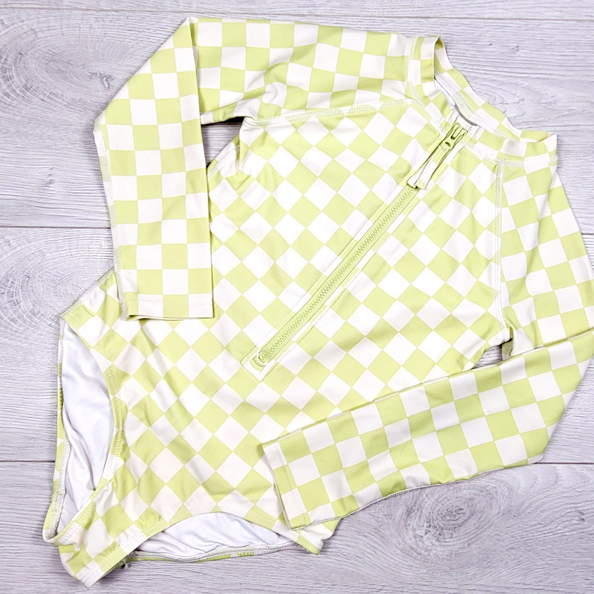 Old Navy checkered long sleeved rash guard. Size 6/7