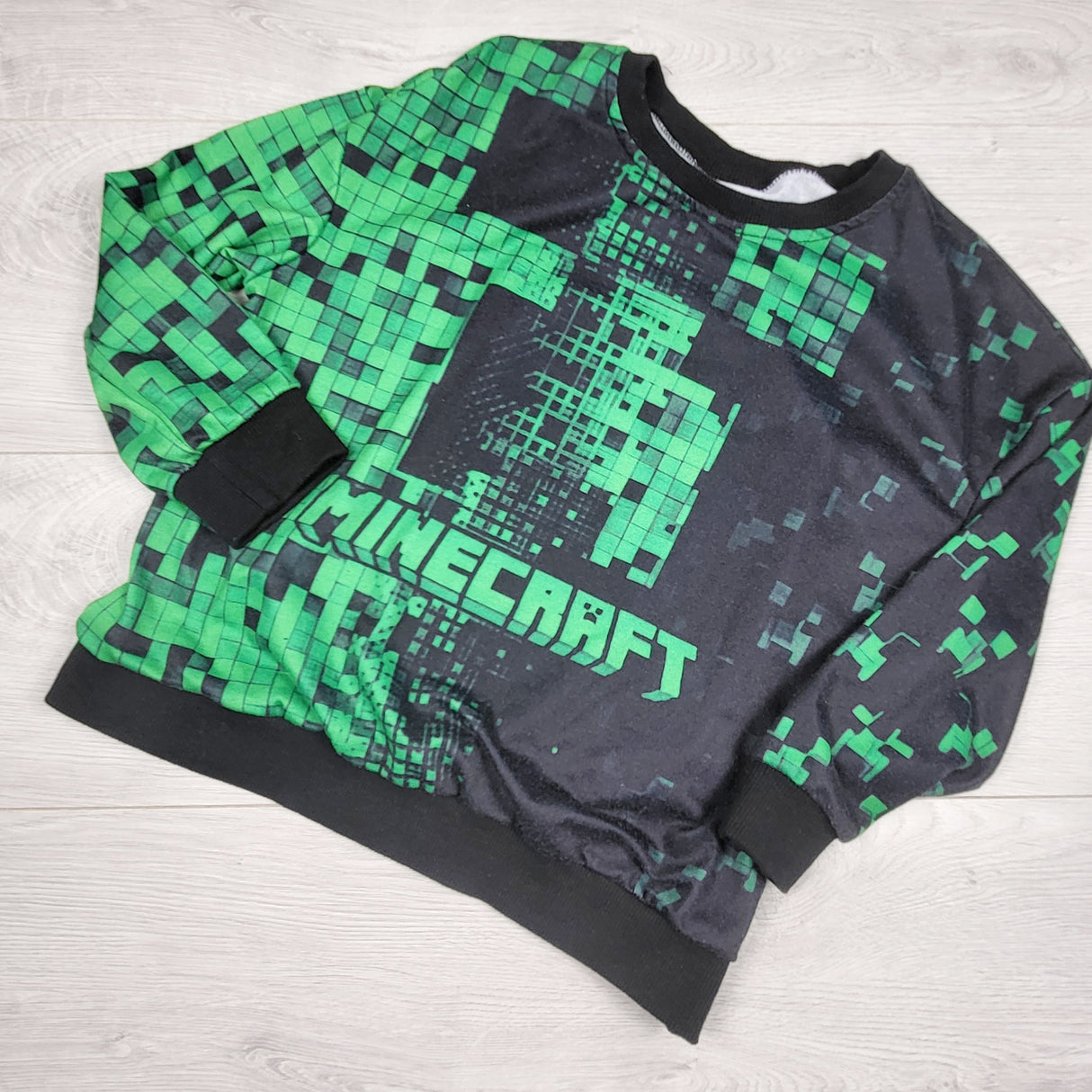 Unbranded Minecraft pullover. Size 6-8 Years