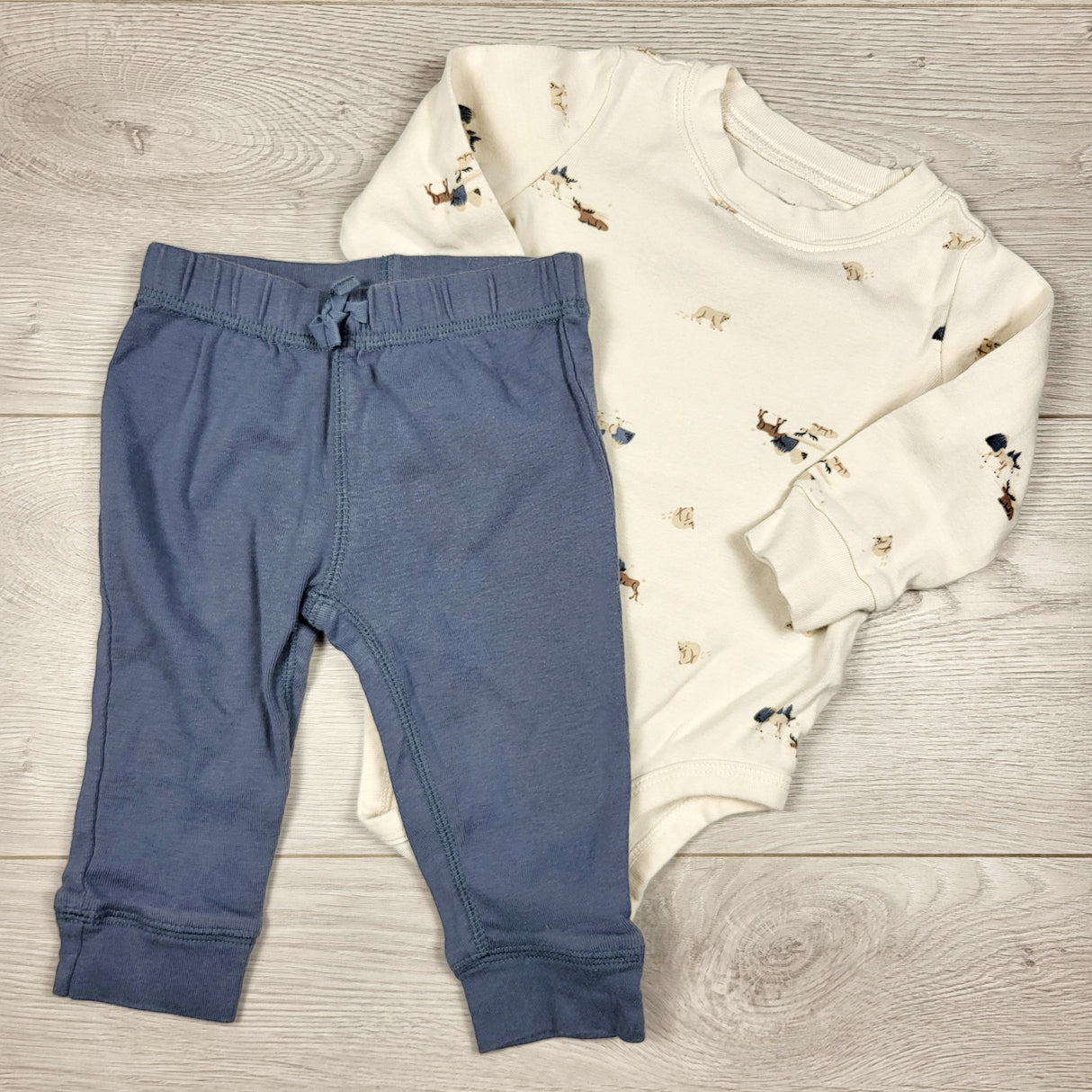 Carters cream and blue 2pc set with polar animals. Size 6 months