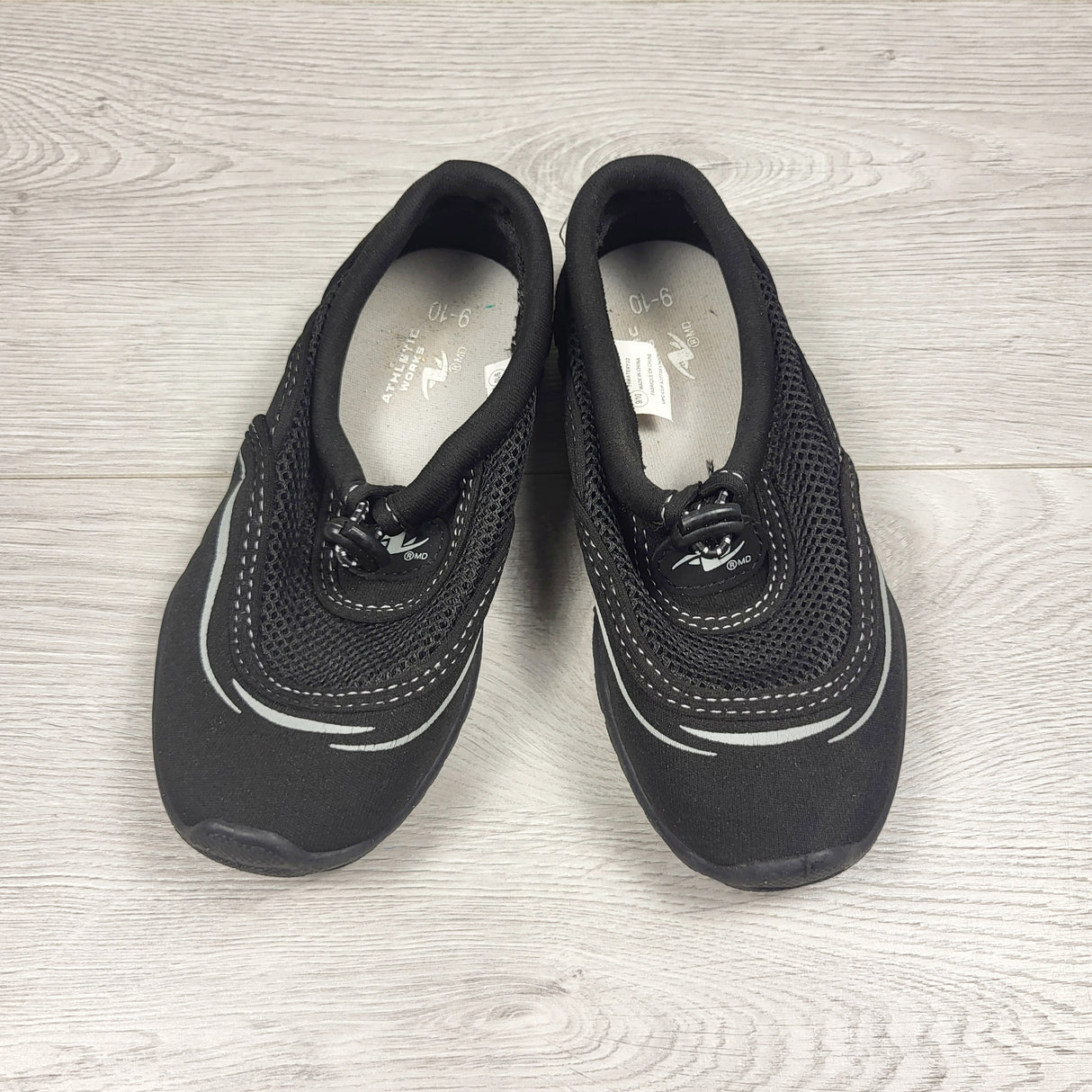 Athletic Works aqua shoes. Size 9/10