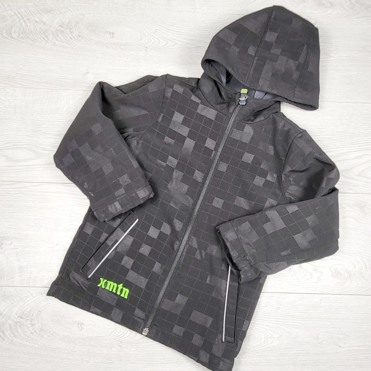 XMTN black patterned soft shell hooded rain jacket. Size 4/5T