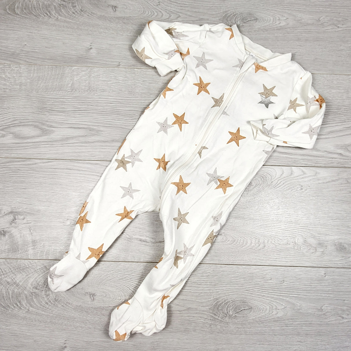 Pekkle white zippered sleeper with stars. Size 9 months