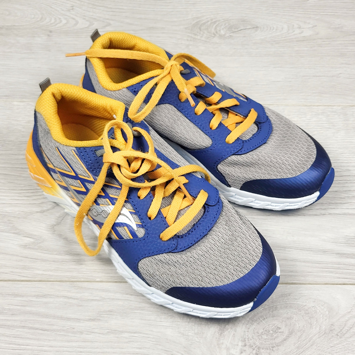 Saucony "Wind 2.0" running shoes. Youth size 4