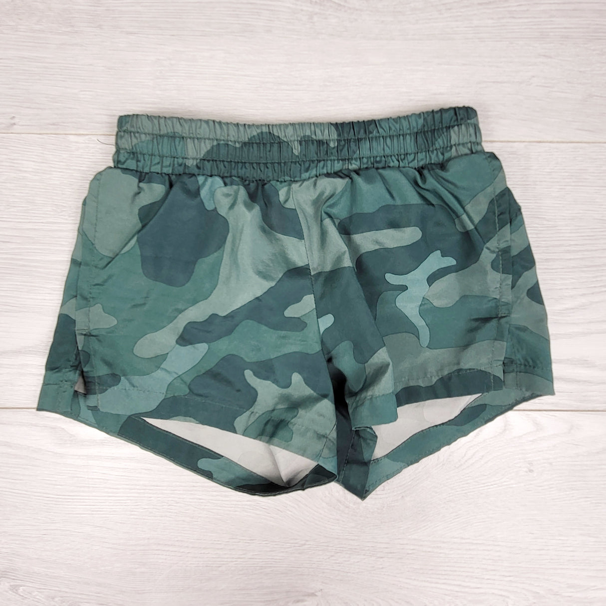 Old Navy green camouflage active shorts. Size 6/7