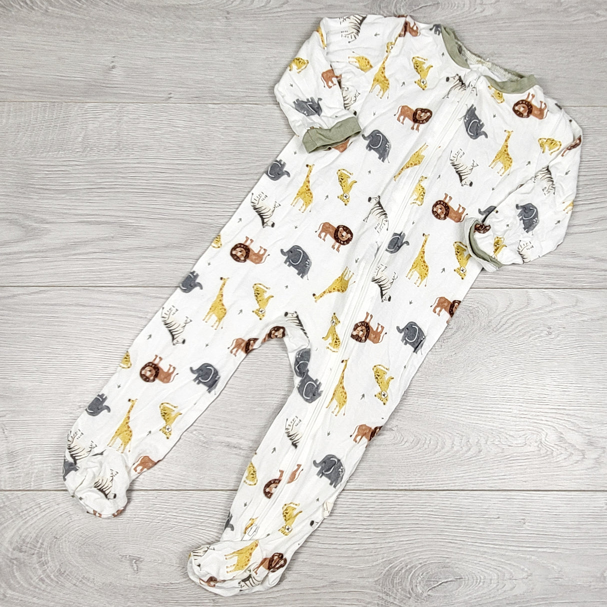 Milkberry white bamboo sleeper with jungle animals. Size 6-9 months