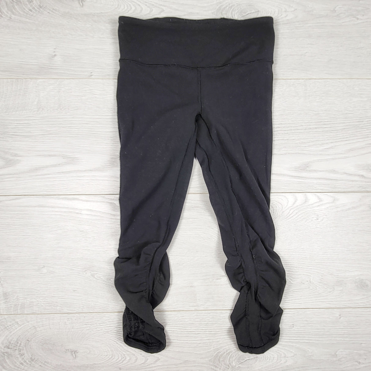 Ivivva (Lululemon) black ruched capri active leggings. Size 6