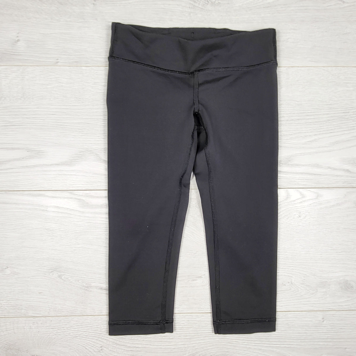Ivivva (Lululemon) black cropped active leggings. Size 6