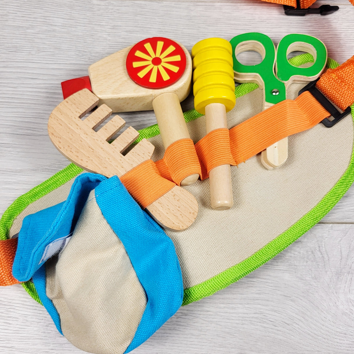 Small Foot wooden hairdresser belt