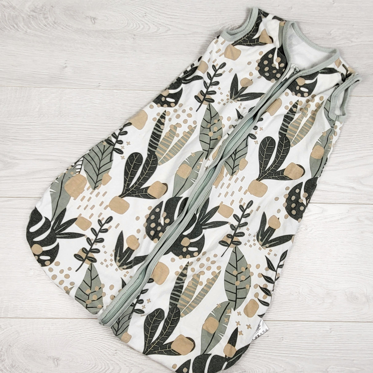 Yoofoss plant print sleep sack. Size small (Approx 6-12 months)