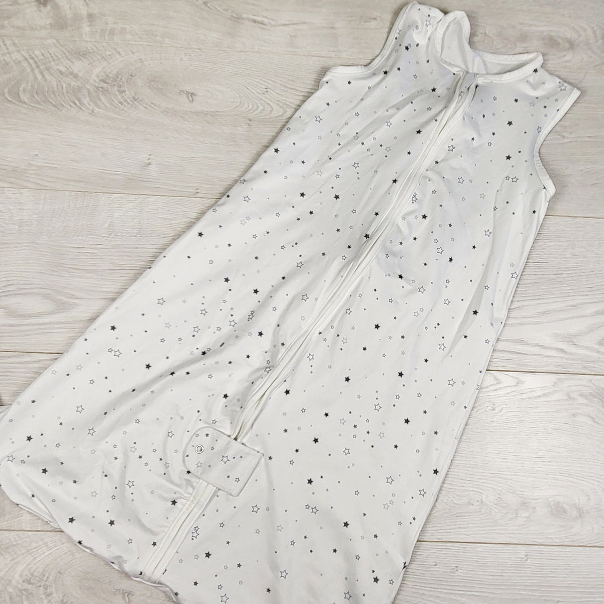 Totaha white lightweight sleep sack with blue stars. Size medium (6-15 months)
