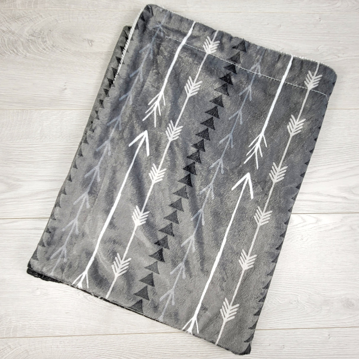 Plush baby blanket with arrows
