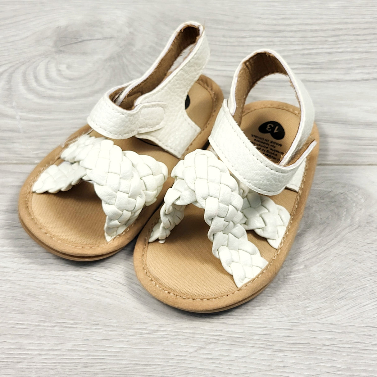 Myggpp white soft soled sandal. Size 6 (Chinese size 13)