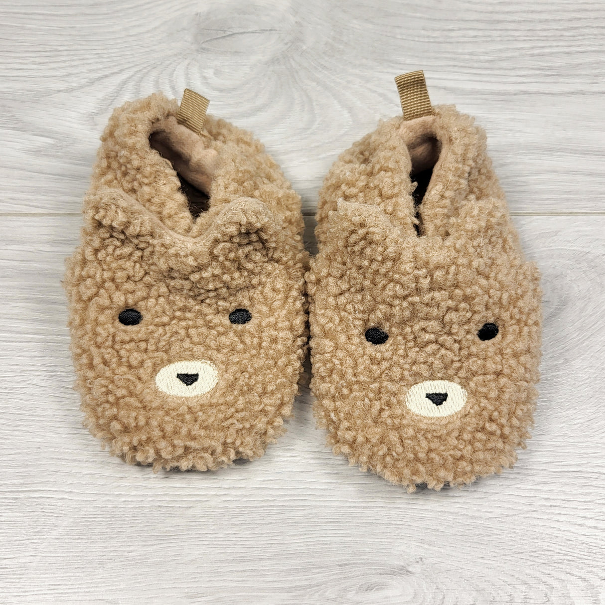 Old Navy brown bear slippers. Size 18-24 months