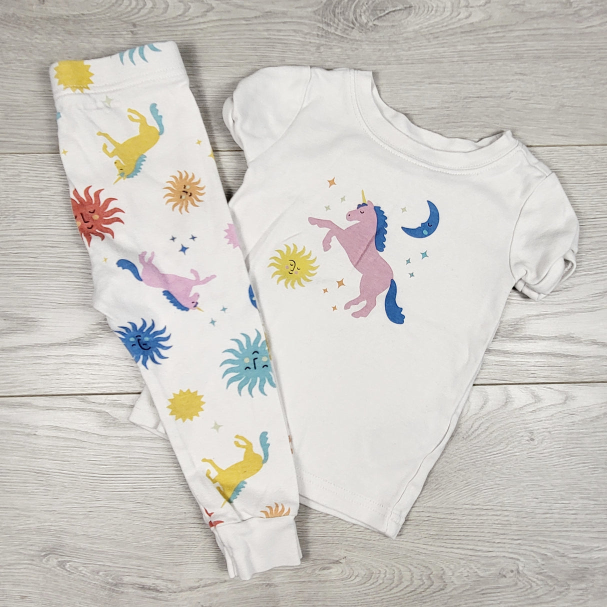 Old Navy white 2pc unicorn PJs. Size 18-24 months