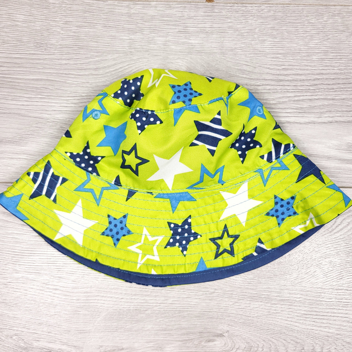 UV Skinz reversible bucket hat with stars. Size 4T