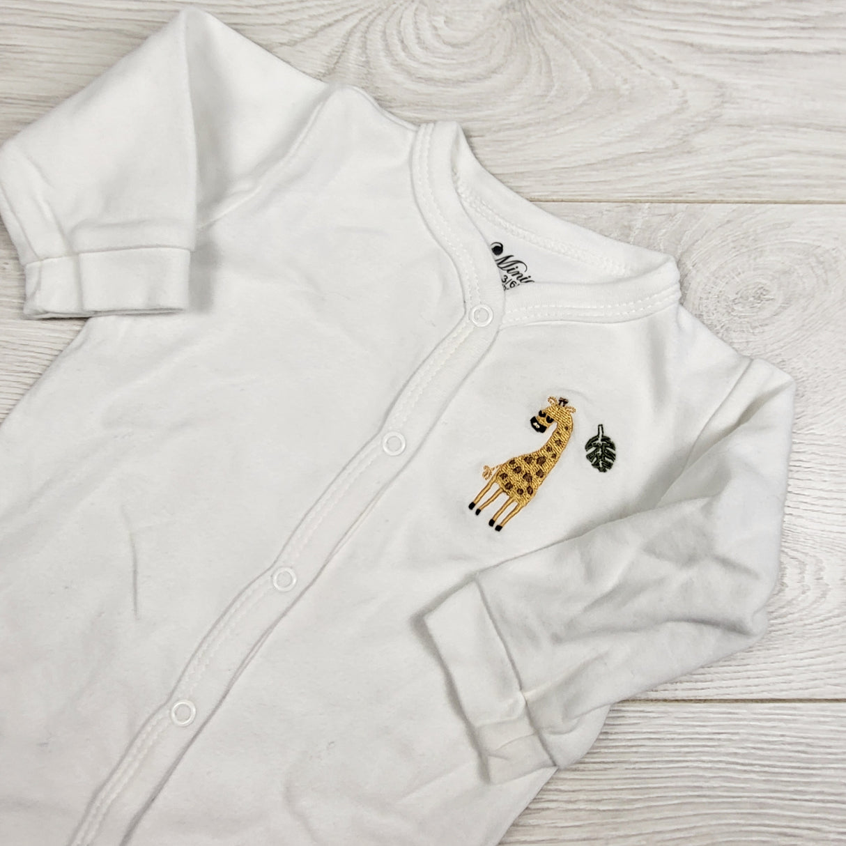 Minicoco white cotton seeper with giraffe. Size 3-6 months