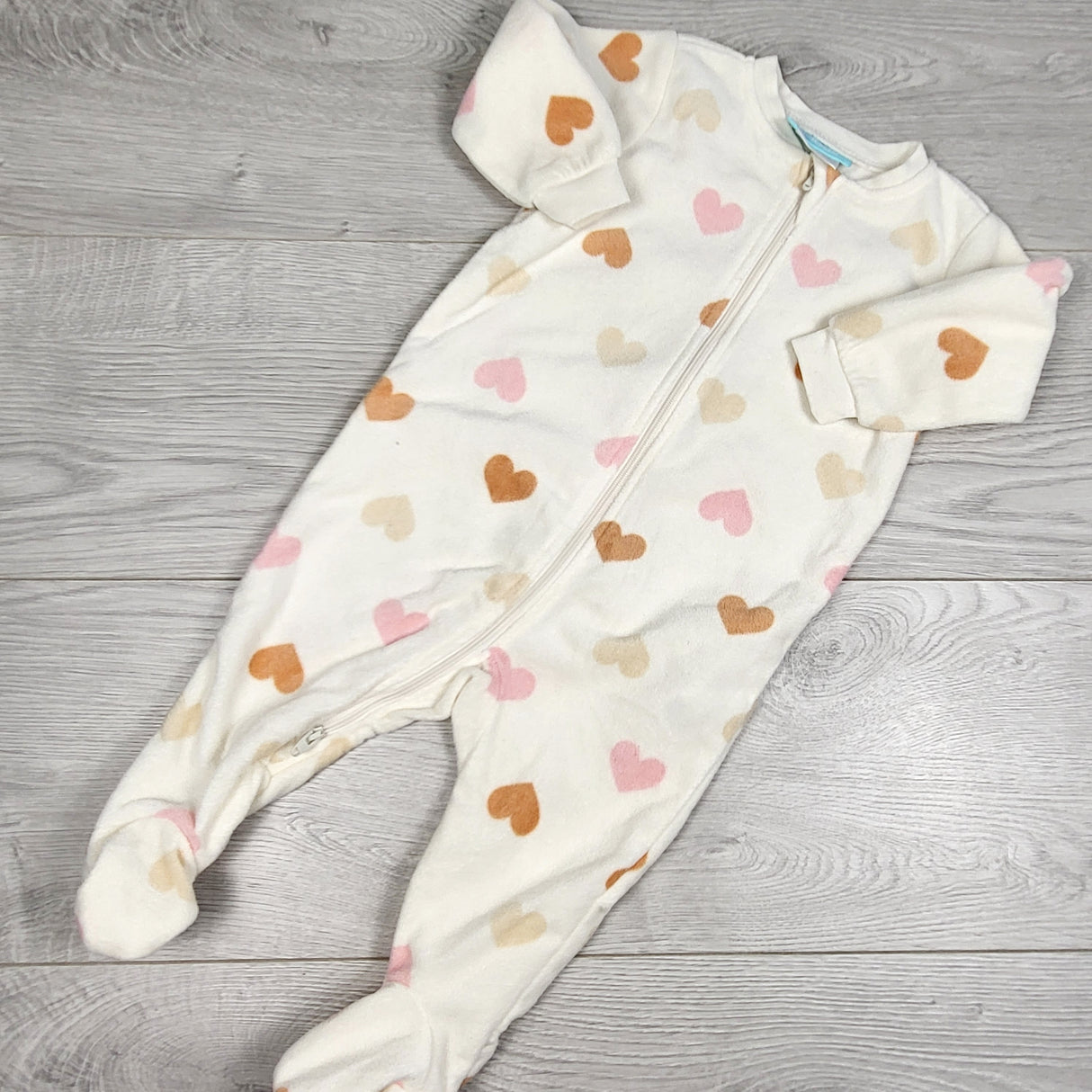 Pekkle cream coloured zippered fleece sleeper with hearts. Size 6 months