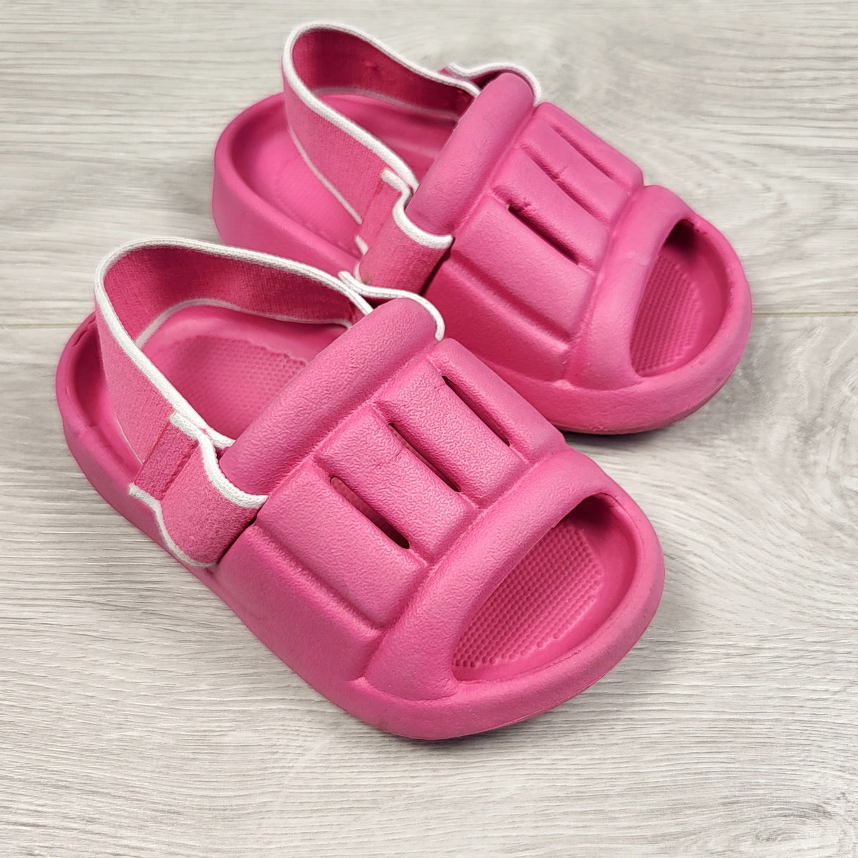 Kauai pink rubber sandals. Size 22/23 (toddler sized 7)