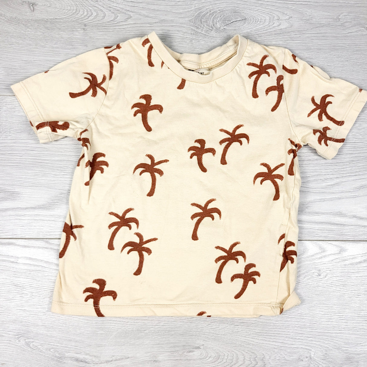 H and M beige palm tree t-shirt. Size 2-4T