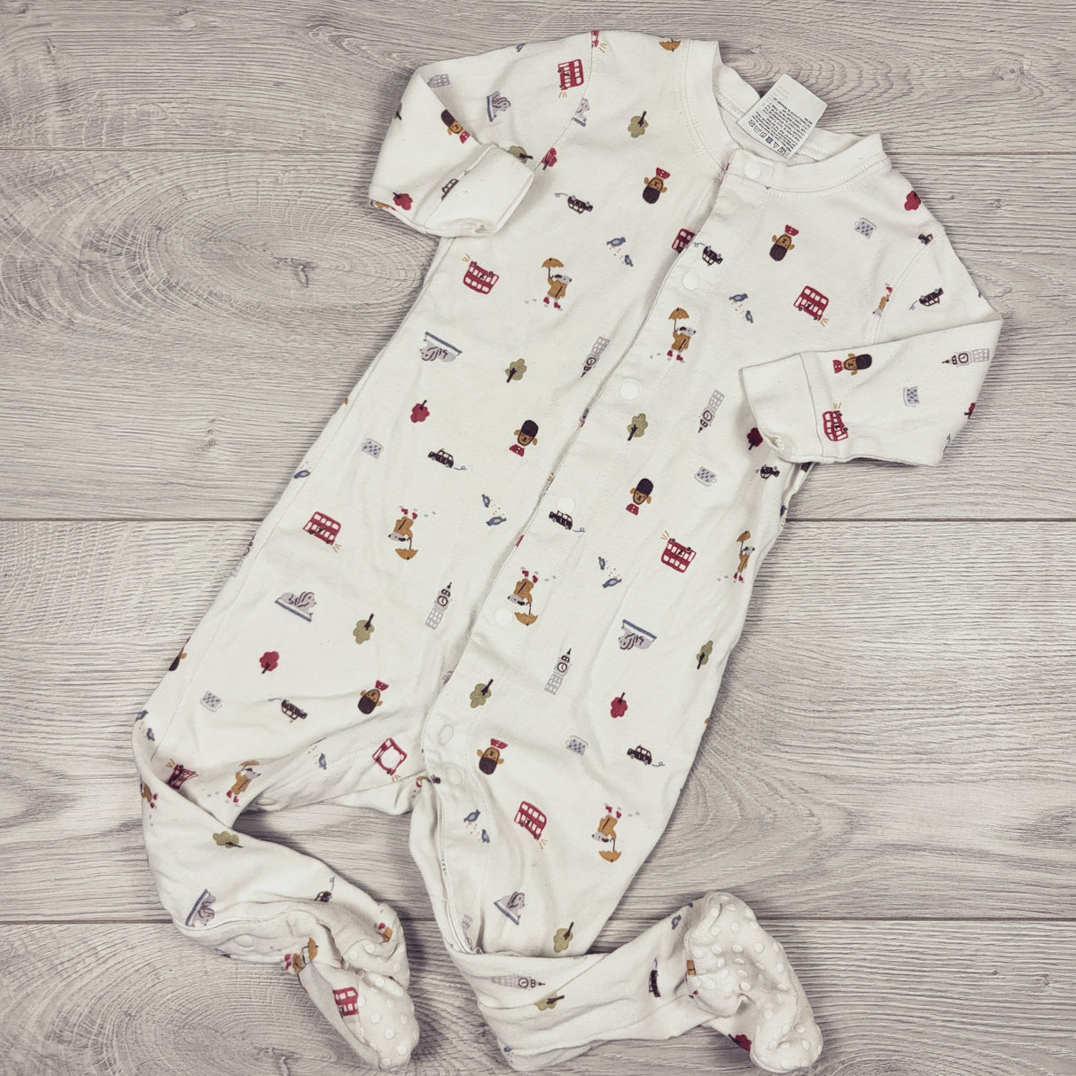 Uniqlo white cotton sleeper with London theme. Size 6-12 months