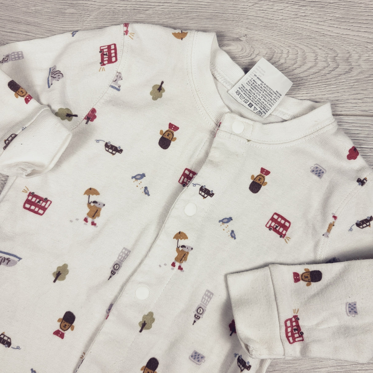 Uniqlo white cotton sleeper with London theme. Size 6-12 months