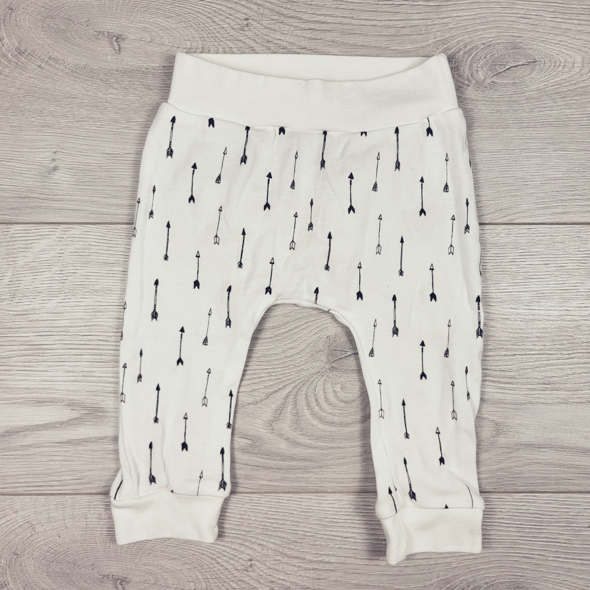 Rae Dunn white cotton pants with arrows. Size 6-9 months