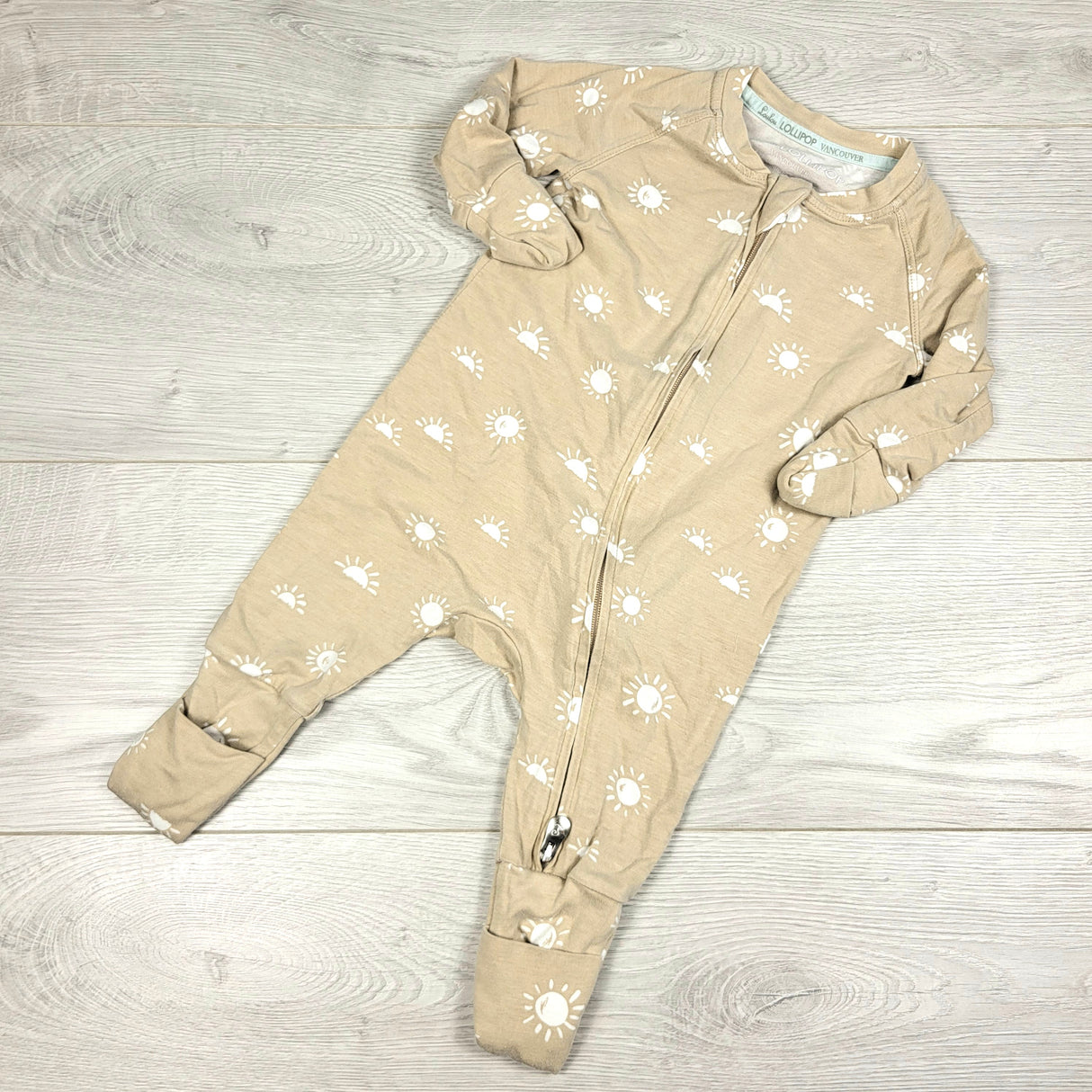 Loulou Lollipop zippered sleeper with suns. Size 0-3 months
