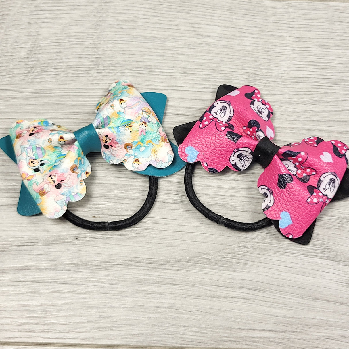 Faux leather Minnie Mouse bow elastics (2pcs)