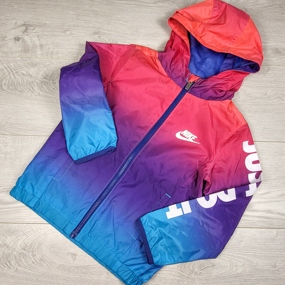 Nike Rise Ombre Woven Windbreaker Jacket. Size 4/5T