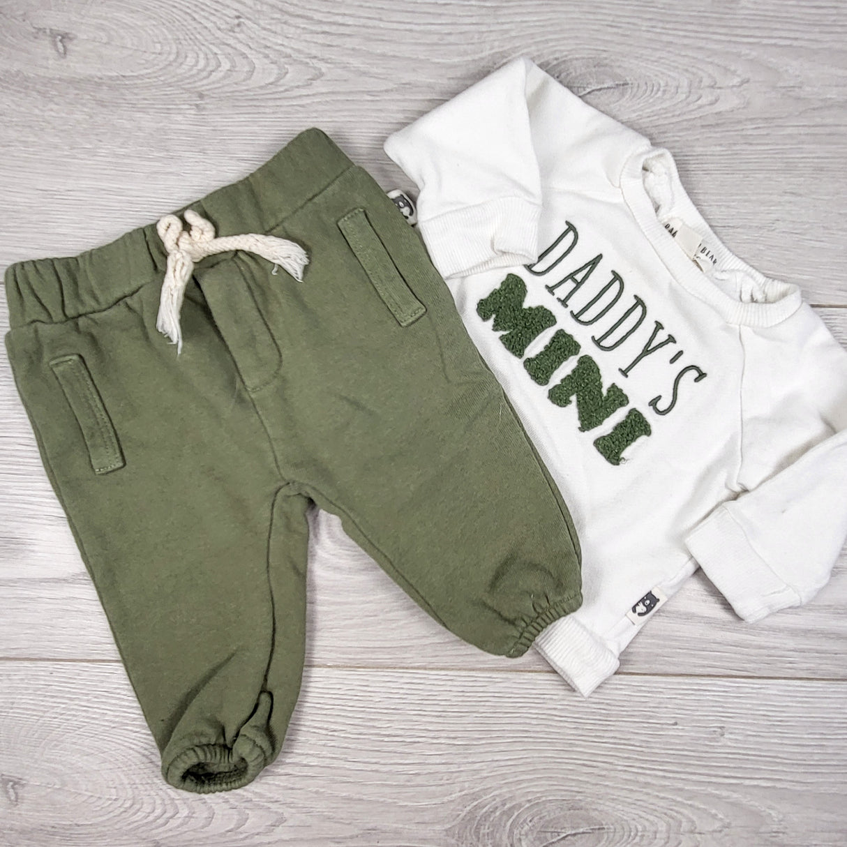 Rabbit + Bear 2pc "Daddy's Mini" 2pc sweat suit. Size 0-3 months - AS IS