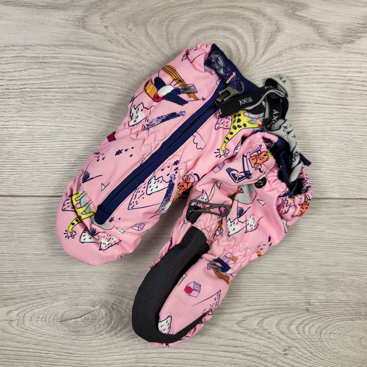 Roxy pink patterned insulated snow mittens. Size large (4/5T)