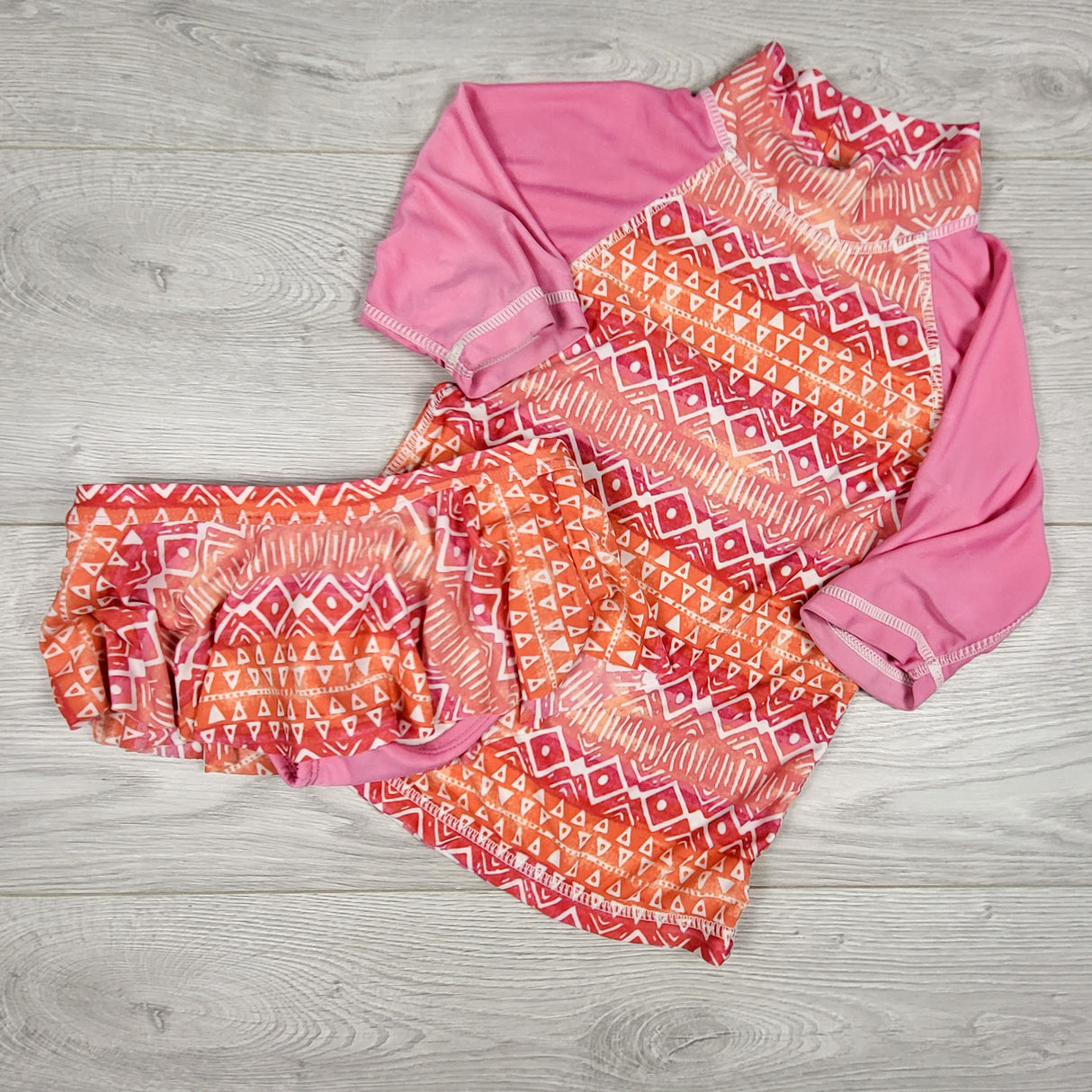 UV Skinz 2pc swimset. Size 5T