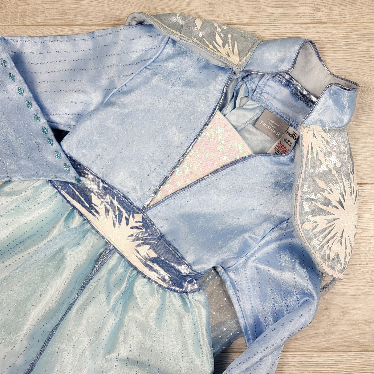Frozen 2 Elsa costumes (2pcs). Size 5/6