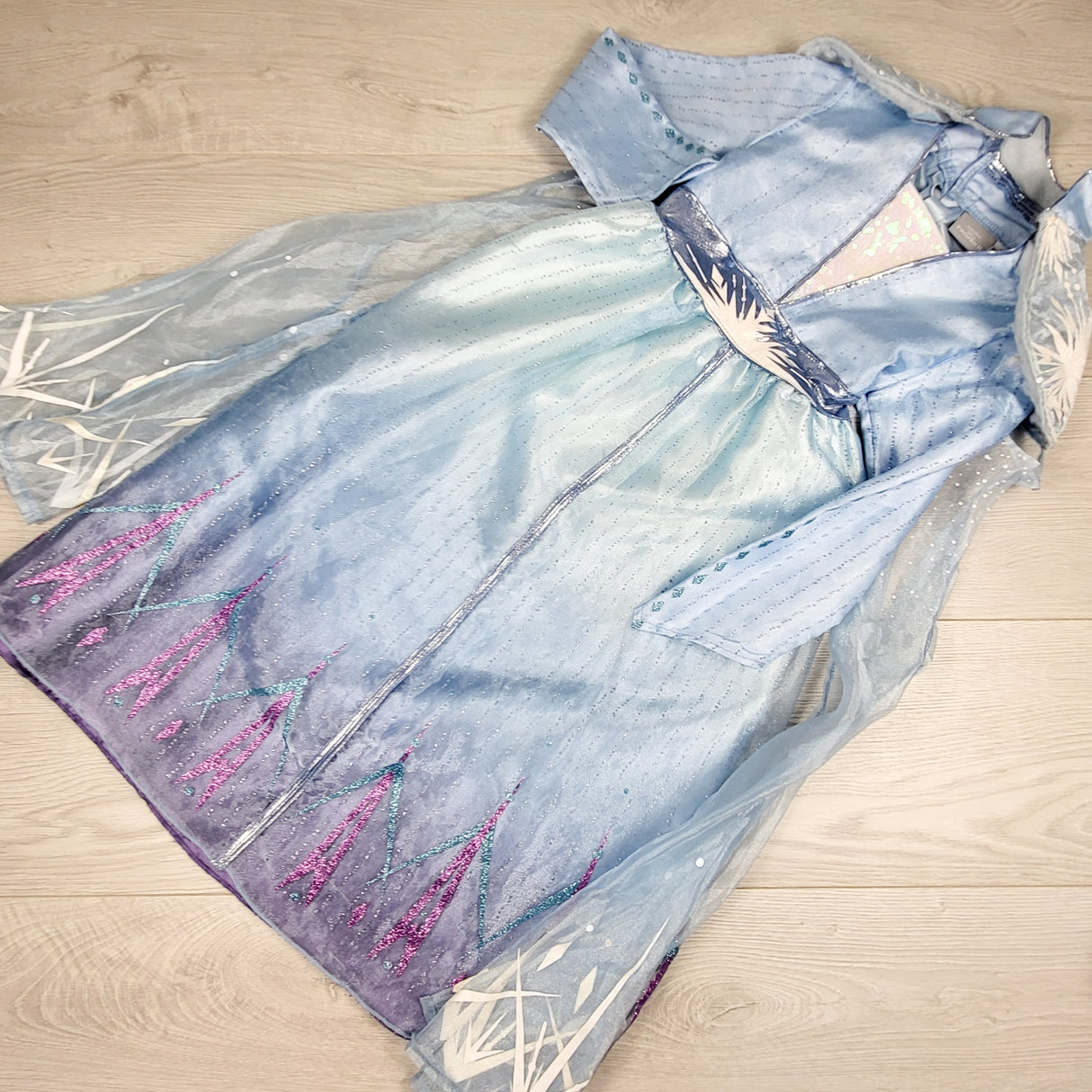 Frozen 2 Elsa costumes (2pcs). Size 5/6