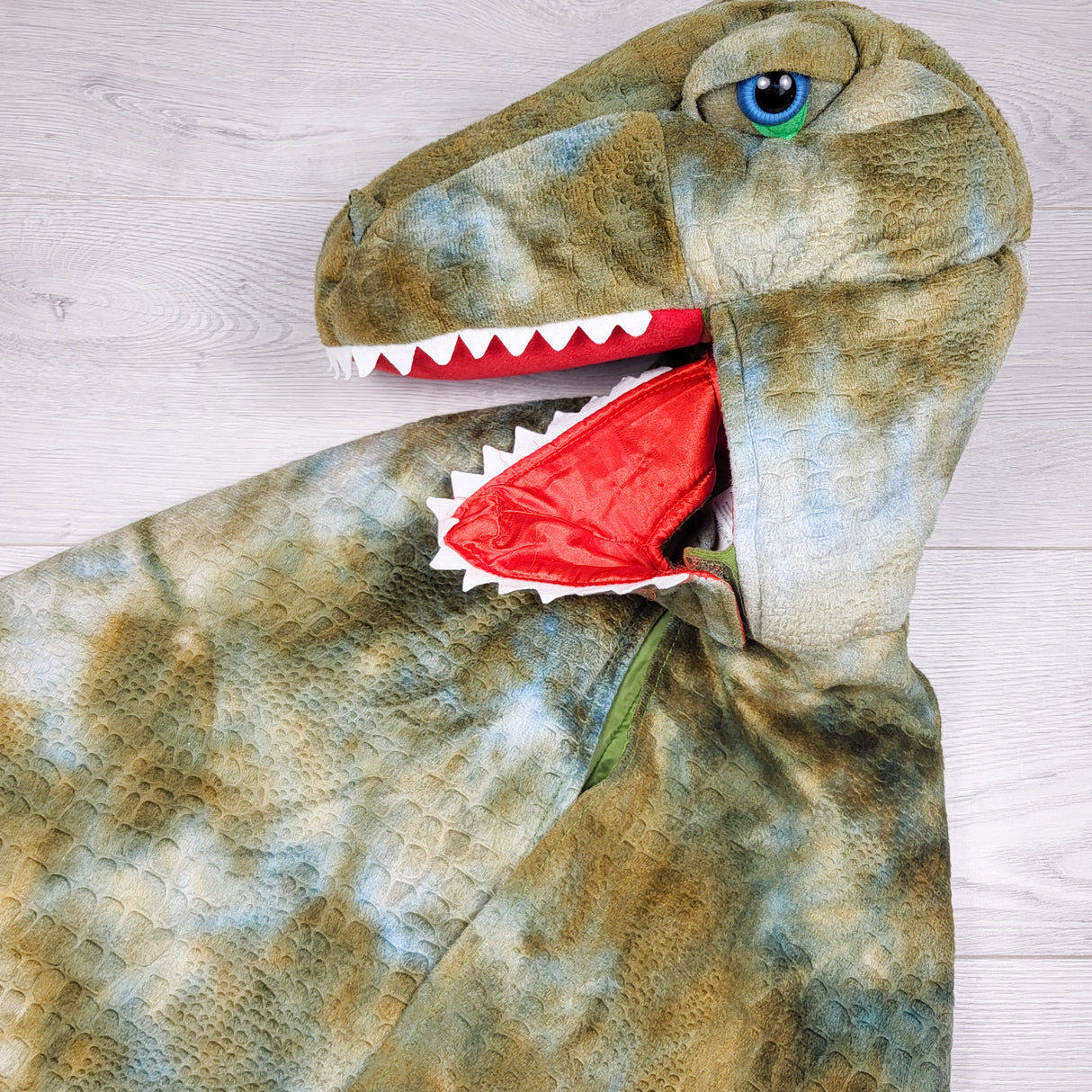 Great Pretenders Grandasaurus T-Rex Cape with Claws. Size 4-6 Years