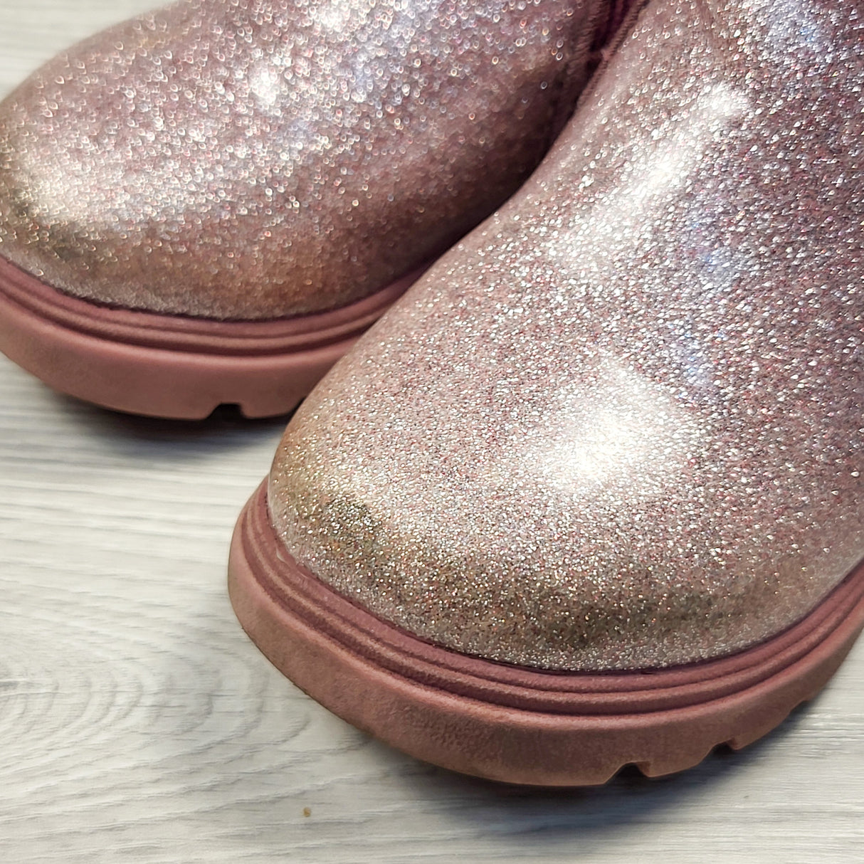 Native Shoes Kids Kensington Treklite Glitter chelsea boots. Size 6