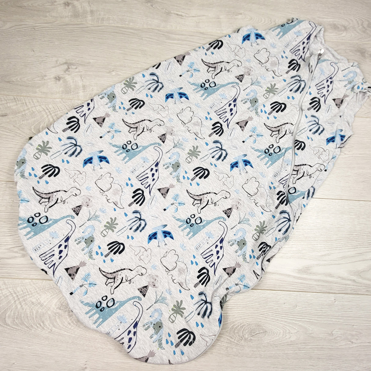 Loulou Lollipop grey dinosaur print sleep bag. Size 6-18 months