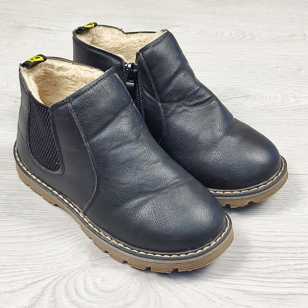 Black chelsea style boots with faux fur lining. Size 30 (US size 12)