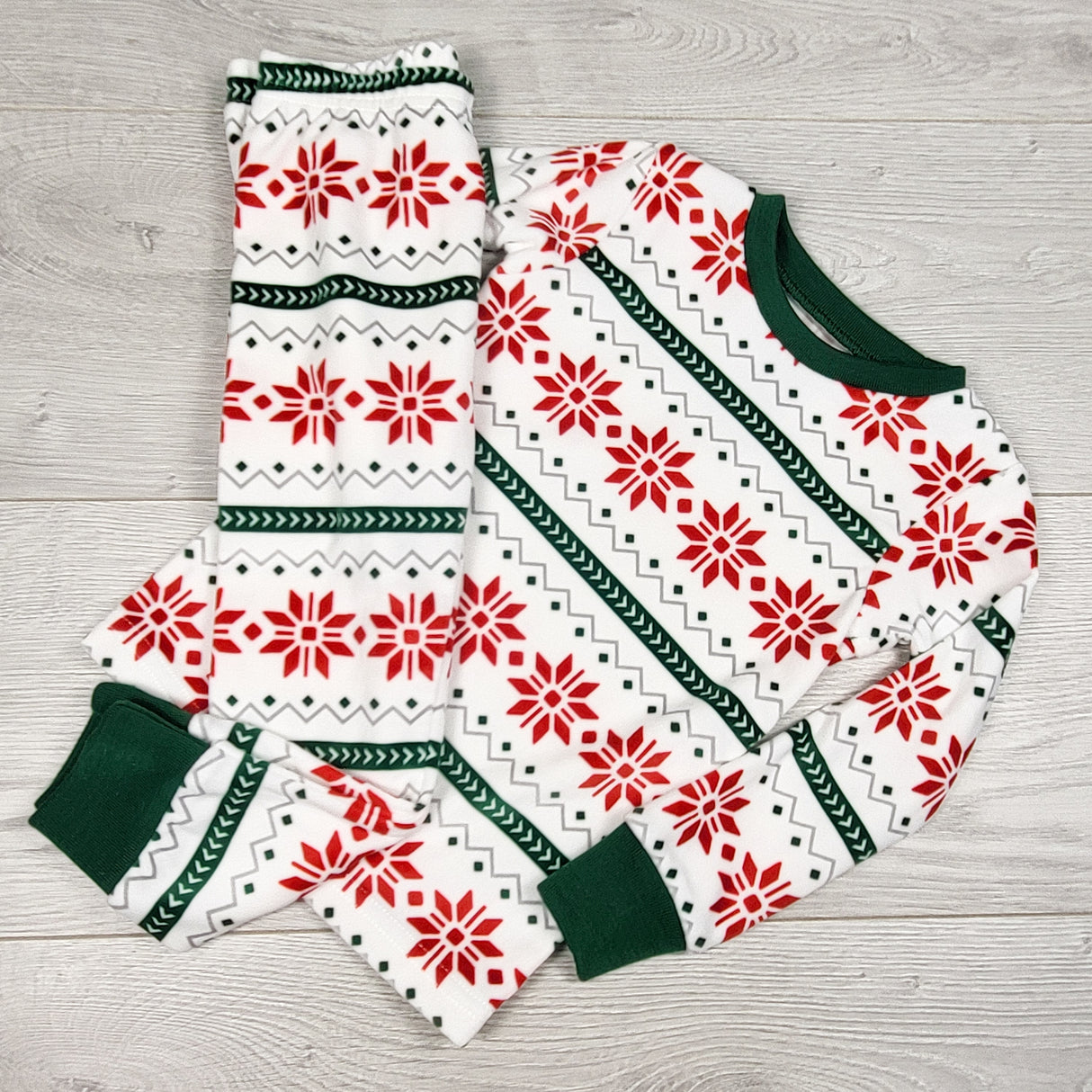 Carters super soft 2pc snowfake pattern PJs. Size 6
