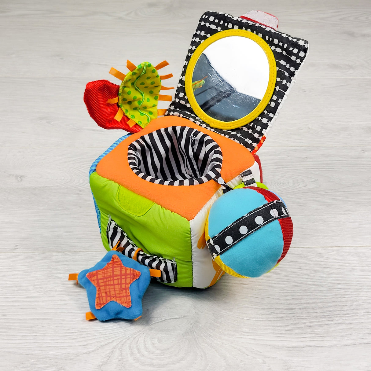 Infantino plush "Big Top" Discovery Cube toy